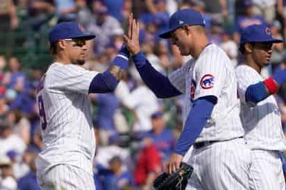 Anthony Rizzo (d) bateó tres imparables y produjo dos carreras, en la victoria de los Cachorros 6-1 sobre los Padres; el equipo de Chicago ha ganado nueve de sus últimos diez juegos. (AP)