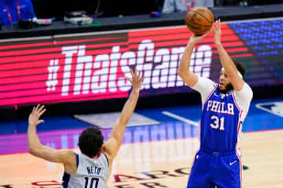 Seth Curry (d) metió 30 puntos, su número máximo en la postemporada, en la victoria de 76'ers 129-112 sobre los Wizards. (AP)