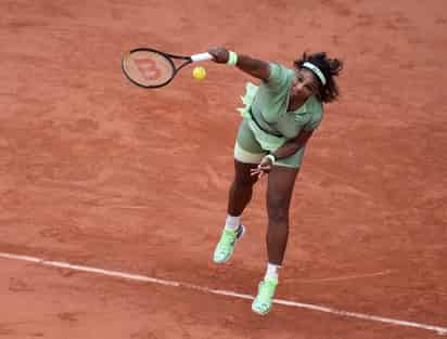 Serena Williams trabajó demás para imponerse 6-3, 5-7, 6-1 a Mihaela Buzarnescu. (AP)