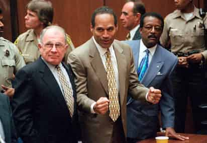 El abogado F. Lee Bailey, que defendió entre otros casos mediáticos al exjugador de fútbol americano O.J. Simpson, murió este jueves a los 87 años en un hospital de Atlanta, según informaron familiares citados por medios estadounidenses. (AP)