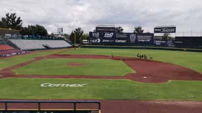 El campo de juego del estadio Alberto Romo Chávez no estaba en condiciones de recibir un juego. (ESPECIAL)