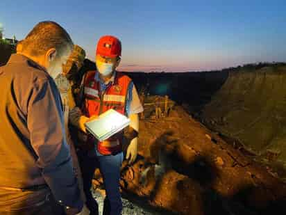 El gobernador de Coahuila, Miguel Ángel Riquelme, acudió a la mina de Múzquiz donde siete trabajadores quedaron atrapados; aseguró a su llegada que 'no se escatimaran recursos humanos y materiales para encontrar y rescatar con vida a los mineros'. (EL SIGLO DE TORREÓN)