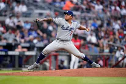 El lanzador mexicano Julio Urías permitió una carrera limpia en cinco entradas de trabajo y puso su marca en 8-1. (AP)