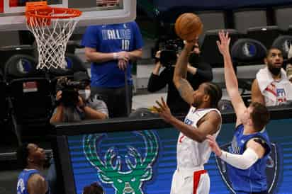 Kawhi Leonard estuvo imparable anoche, y metió 45 puntos en la victoria de los Clippers sobre Mavericks. (AP)