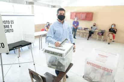 El gobernador de Tamaulipas, Francisco García Cabeza de Vaca, acompañado de su esposa y tres de sus hijas, votó está mañana en la Escuela Secundaria Rosario Castellanos de la colonia Del Prado, en Reynosa. (TWITTER)