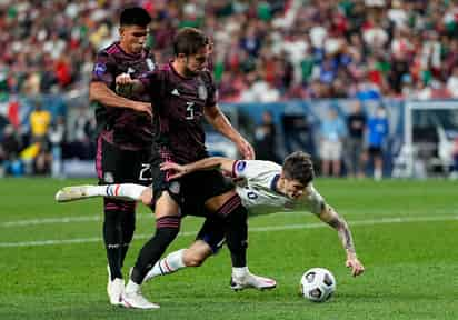 Tras revisar el VAR, el árbitro marcó penal sobre Pulisic, el cual convirtió el jugador para el 3-2 definitivo. (AP)