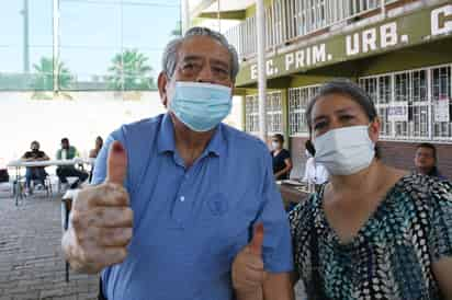 Don José salió ayer a emitir su voto junto a su hija Virginia.