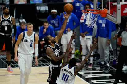 Kawhi Leonard (c) metió 28 puntos en la victoria 126-111 sobre 'Mavs'. (AP)