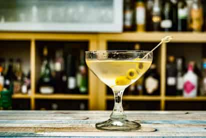 Preparar un clásico Martini será la opción perfecta para la semana. (ESPECIAL)