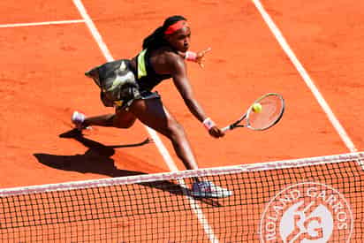 Coco Gauff dio una brillante exhibición y se impuso 6-3, 6-1 a Ons Jabeur para avanzar a los cuartos de final en París. (AP)