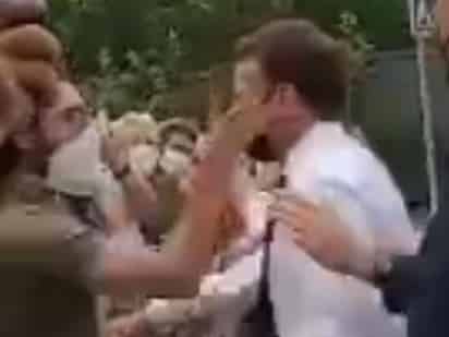 El presidente de Francia, Emmanuel Macron, relativizó este martes la bofetada recibida por parte de un espontáneo durante un viaje oficial y señaló que se trata de un acto aislado. (ESPECIAL) 