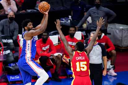 Joel Embiid (i) anotó 40 puntos y bajó 13 rebotes, en la victoria de los 76'ers 118-102 sobre los Halcones de Atlanta. (AP)