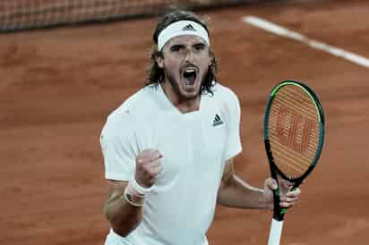 Stefanos Tsitsipas festeja luego de obtener la victoria 6-3, 7-6, 7-5 sobre el ruso Daniil Medvedev. (AP)