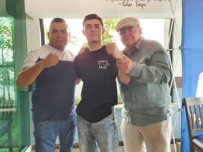 Johan Álvarez, planea debutar con un contundente triunfo, pues su intención es agradar a la afición en su incursión en el boxeo de paga. (ESPECIAL)