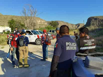 Elementos de Protección Civil de Cuatro Ciénegas, en coordinación con elementos de la Fiscalía General del Estado (FGE) y de la Guardia Nacional (GN) mantienen las labores de búsqueda de una persona de 34 años de edad reportada como extraviada en el cerro posterior al Molino del Rey. (SERGIO A. RODRÍGUEZ)