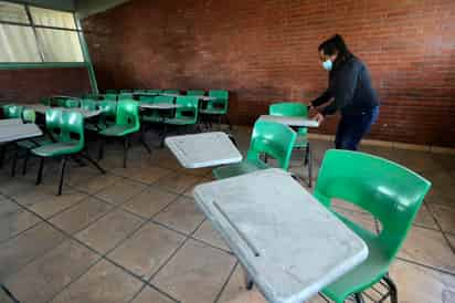 Tras el regreso a clases presenciales en la Ciudad de México, la Autoridad Educativa Federal en la Ciudad de México (AEFCM) informó que se registró el primer caso positivo por COVID-19 en un adolescente que cursa el primer grado de la Secundaria Técnica No. 80, ubicada en la colonia Miguel Hidalgo, de la alcaldía de Tláhuac. (ARCHIVO)