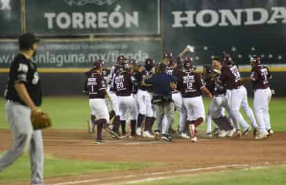 Tras el festejo, Unión Laguna emprendió el viaje hacia Nuevo Laredo, Tamaulipas. (JESÚS GALINDO LÓPEZ)