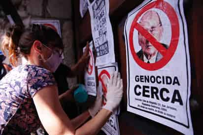 Un grupo se manifestó frente a la casa de Echeverría, a quien responsabilizan del 'Halconazo'.