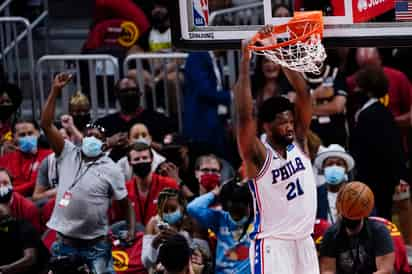 Joel Embiid metió 27 puntos, bajó nueve rebotes y repartió ocho asistencias, en el triunfo de 76'ers 127-111 sobre los Halcones de Atlanta. (AP)