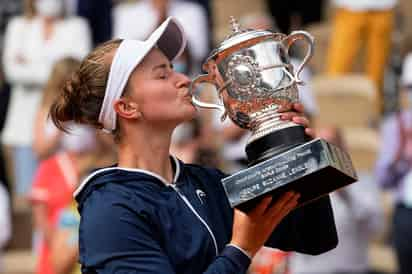 Barbora Krejcikova besa el trofeo de campeona, tras derrotar 6-1, 2-6, 6-4 a Anastasia Pavlyuchenkova.