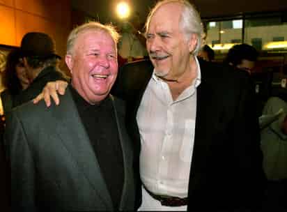 En esta fotografía de archivo del jueves 22 de junio de 2000, el director-productor Robert Altman, derecha, ríe con el actor Ned Beatty antes de la exhibición de 'Nashville' por su 25to aniversario, en la Academia de Ciencias y Artes Cinematográficas en Beverly Hills, California. Beatty interpretó a Delbert Reese en esa cinta de Altman. (AP Foto/Michael Caulfield, archivo)