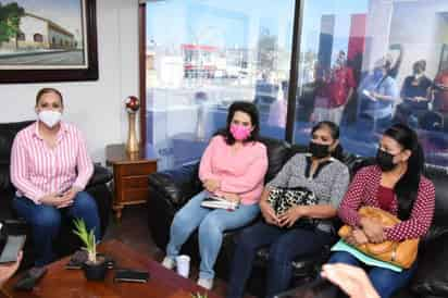 Esta mañana la alcaldesa Marina Vitela se reunió con Rosa María Muñoz, madre de Brenda, quien el pasado 3 de junio organizó una marcha solicitando justicia por su hija así como la intervención de la fiscal General, Ruth Medina, quien hasta el momento ha atendido su llamado.
(ESPECIAL)