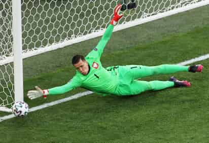 El portero polaco del Juventus Wojciech Szczesny anotó este lunes el autogol más rápido en la historia de la Eurocopa, en el minuto 18 del partido entre su selección y la de Eslovaquia. (EFE)
