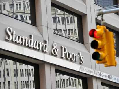  Tras los comicios del 6 de junio, Standard & Poor's (S&P) confirmó este martes para México las calificaciones crediticias soberanas de largo plazo en moneda extranjera en 'BBB' y en moneda local de 'BBB+' pero las dejó con perspectiva negativa, por los riesgos presupuestarios provenientes principalmente de la estatal Pemex. (ARCHIVO)