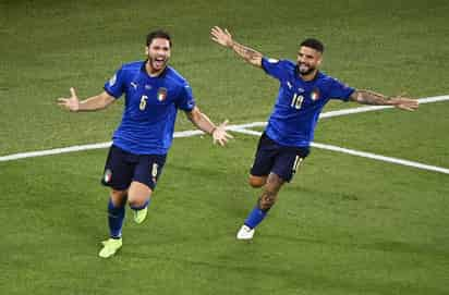 Manuel Locatelli (i) celebra uno de sus dos goles, en el triunfo de Italia 3-0 sobre Suiza. (EFE)