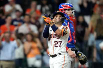 Luego de conectar un grand slam para terminar con el juego del martes, José Altuve abrió el duelo de ayer con un jonrón. (AP)