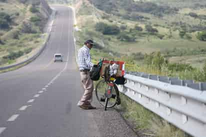 Las personas requieren de carreteras cercanas para poder trasladarse a los centros de servicios. (EL SIGLO DE TORREÓN) 