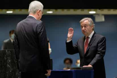 La Asamblea General de las Naciones Unidas eligió el viernes a Antonio Guterres a un segundo quinquenio como secretario general de la organización mundial de 193 miembros, en momentos que un mundo profundamente dividido enfrenta numerosos conflictos, el impacto creciente del cambio climático y la pandemia que aún envuelve el globo. (EFE) 