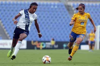 La delantera Mariela Jiménez (i) llega procedente de las Pumas, y es el tercer refuerzo que anuncian las Guerreras rumbo al Apertura 2021. (ESPECIAL) 