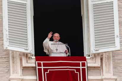 El papa Francisco lamentó el domingo el sufrimiento de los refugiados en Birmania y suplicó que se respeten los templos como lugares neutrales donde la gente se pueda refugiar. (EFE) 