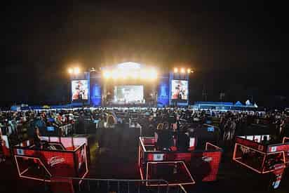 Los Ángeles Azules hacen vibrar el Autódromo Hermanos Rodríguez con su éxito '17 años' al poner a bailar a cientos de personas que asistieron al primer concierto presencial de palcos en la Ciudad de México tras la pandemia. (TWITTER) 