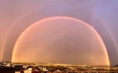 Luego de una tormenta eléctrica que ocurrió durante la madrugada, el cielo queretense se pintó de colores con la aparición de no uno, sino dos arcoíris que asombraron a los habitantes.
(EPSECIAL)