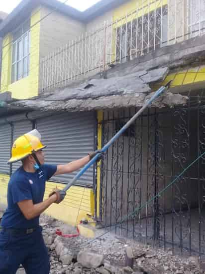 En la colonia El Pueblo la cornisa de la cochera de una vivienda de la calle Juárez frente a la Alameda colapsó parcialmente.

