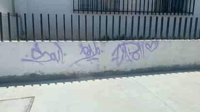 En redes sociales el presunto grafitero exhibe las pintas que ha realizado en la localidad.