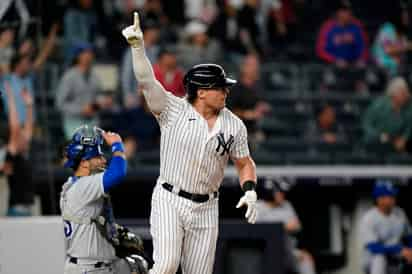 Luke Voit celebra luego de conectar un sencillo e impulsar la carrera del triunfo 6-5 frente a los Reales de Kansas City. (AP)