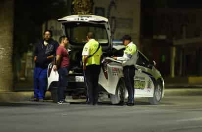 El jefe de Tránsito de Torreón, Alejandro Gutiérrez Zamudio, advirtió que no serán tolerados más abusos de la ciudadanía hacia los agentes que sancionan a choferes alcoholizados o por otra infracción. Llamó a ciudadanos a evitar consumir alcohol y conducir. (ARCHIVO)