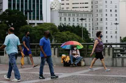 Por la pandemia de coronavirus, la clase media se achicó en la mayoría de los países de Latinoamérica y El Caribe y millones de personas quedaron vulnerables o en la pobreza, revirtiéndose así décadas de avances sociales en la región, dijo el jueves el Banco Mundial. (ARCHIVO)