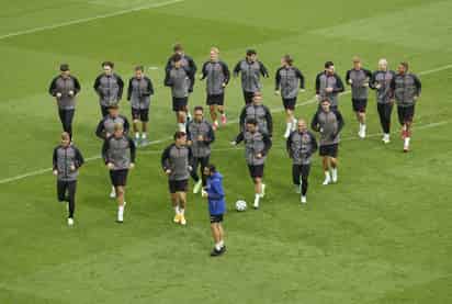 Dinamarca buscará darle una nueva alegría a su jugador Christian Eriksen, quien sufrió un paro cardiaco en el primer partido. (EFE)