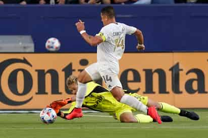 Javier 'Chicharito' Hernández le deseó suerte en la Selección Mexicana a Rogelio Funes Mori, delantero de Rayados. (AP)