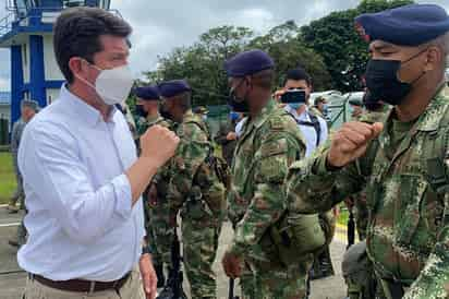 Las autoridades colombianas continúan la búsqueda de los autores del atentado contra el helicóptero en el que viajaban el presidente Iván Duque y dos de sus ministros, que salieron ilesos, mientras comienzan a surgir dudas sobre si hubo fallas en la seguridad del mandatario. (EFE) 