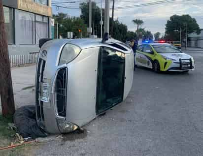 El automóvil siniestrado es un Nissan Platina, color gris, modelo 2008, que era conducido por Pedro Emmanuel de 30 años de edad. (EL SIGLO DE TORREÓN)