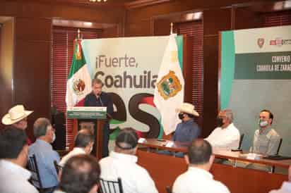 Felicitó a la universidad por su entrega, tenacidad y capacidad de gestión para defender la institución.