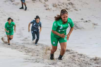 Las jugadoras hicieron fortalecimiento físico en las Dunas de Bilbao; el equipo tendrá su primer amistoso este sábado ante Mazatlán. (CORTESÍA)