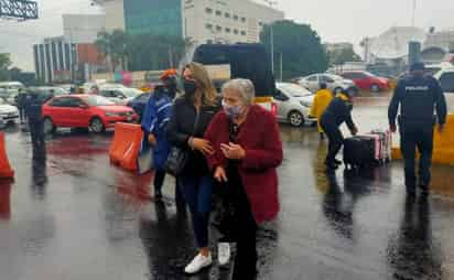 Policías capitalinos y personal del AICM apoyan con camionetas para trasladar a los pasajeros afectados, quienes además padecen el intenso tránsito que se ha incrementado en la zona por el bloqueo, sumado a las intensas lluvias.
(EL UNIVERSAL)