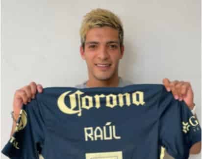 El mexicano Raúl Jiménez demostró que aún lleva en sus recuerdos al América, y es que el jugador posó con la nueva camiseta del equipo en sus redes sociales. (ESPECIAL) 
