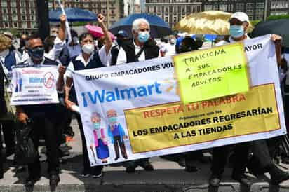 La cadena de supermercados Walmart anunció que los adultos mayores que laboraban en sus tiendas regresarán como empacadores a sus cajas en  los estados donde el semáforo epidemiológico se encuentre en verde. (ARCHIVO)